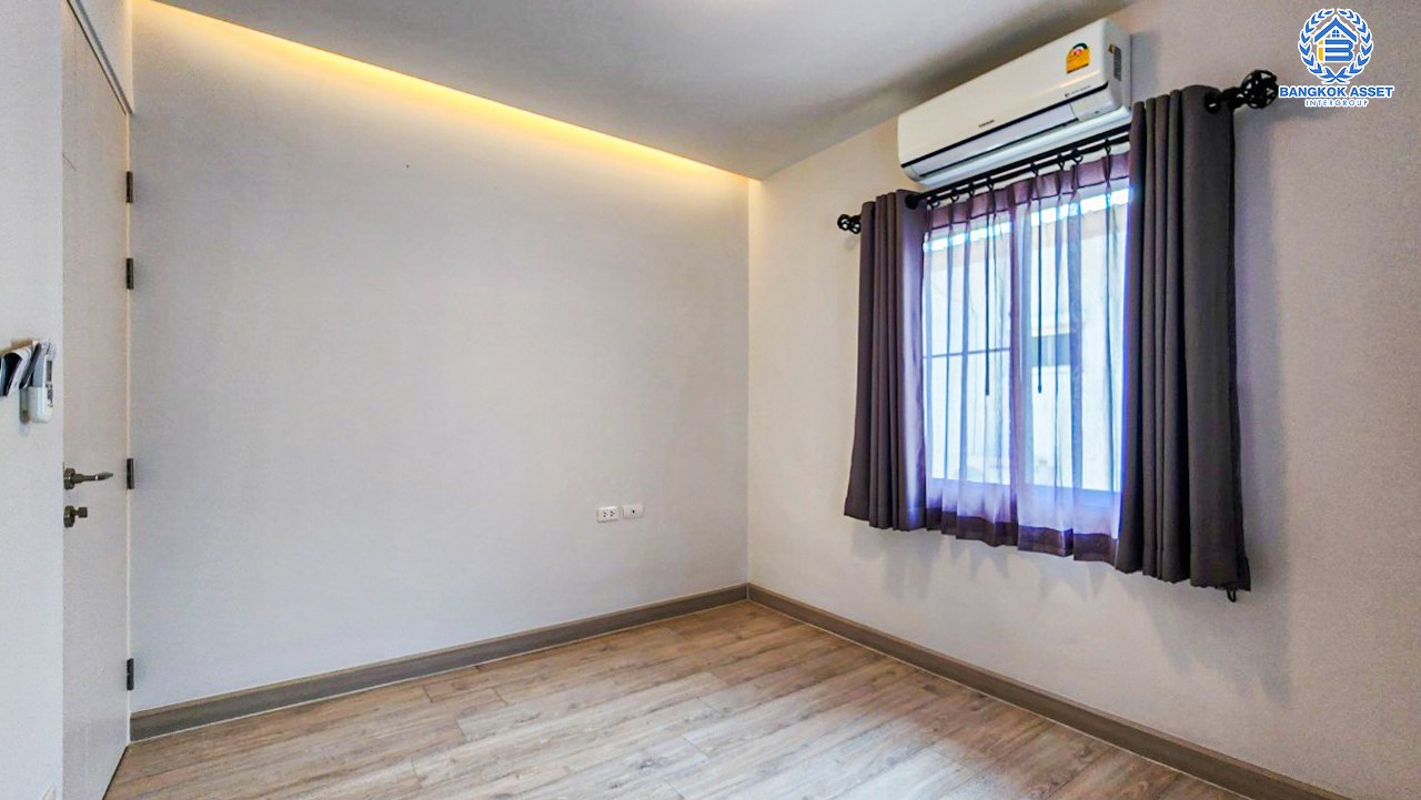 บ้านแฝดมือสองนครปฐม โครงการ อิคอนเนเจอร์ ศาลายา เนื้อที่กว้าง 37.1 ตร.ว. ฟังก์ชัน 3 ห้องนอน 3 ห้องน้ำ 2 ที่จอดรถ บ้านไม่เคยเข้าอยู่ ต่อเติมหลังคา และภายในเรียบร้อย บนทำเลติด ถนนศาลายา-นครชัยศรี เชื่อมต่อ ถนนพุทธมณฑลสาย 5, ถนนบรมราชชนนี ใกล้ ม.มหามกุฏฯ ศาลายา