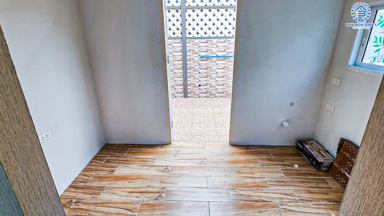 บ้านแฝดมือสองนครปฐม โครงการ อิคอนเนเจอร์ ศาลายา เนื้อที่กว้าง 37.1 ตร.ว. ฟังก์ชัน 3 ห้องนอน 3 ห้องน้ำ 2 ที่จอดรถ บ้านไม่เคยเข้าอยู่ ต่อเติมหลังคา และภายในเรียบร้อย บนทำเลติด ถนนศาลายา-นครชัยศรี เชื่อมต่อ ถนนพุทธมณฑลสาย 5, ถนนบรมราชชนนี ใกล้ ม.มหามกุฏฯ ศาลายา