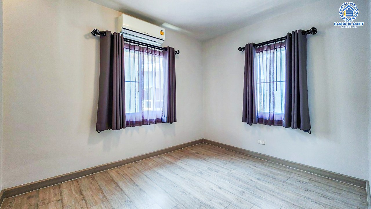 บ้านแฝดมือสองนครปฐม โครงการ อิคอนเนเจอร์ ศาลายา เนื้อที่กว้าง 37.1 ตร.ว. ฟังก์ชัน 3 ห้องนอน 3 ห้องน้ำ 2 ที่จอดรถ บ้านไม่เคยเข้าอยู่ ต่อเติมหลังคา และภายในเรียบร้อย บนทำเลติด ถนนศาลายา-นครชัยศรี เชื่อมต่อ ถนนพุทธมณฑลสาย 5, ถนนบรมราชชนนี ใกล้ ม.มหามกุฏฯ ศาลายา