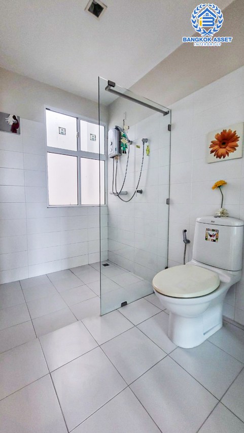 ทาวน์โฮมมือสองนนทบุรี โครงการ เดอะเทอเรส ติวานนท์ หลังมุม! เนื้อที่กว้าง 22 ตร.ว. ฟังก์ชัน 3 ห้องนอน 4 ห้องน้ำ 2 ที่จอดรถ แถมฟรี! 2 เครื่องทำน้ำอุ่น บนทำเลเยี่ยม เชื่อมต่อถนนติวานนท์, ถนนรัตนาธิเบศร์ 800 เมตรถึงรถไฟฟ้าสายสีม่วง "สถานีกระทรวงสาธารณะสุข" แถมใกล้ทางด่วน "งามวงศ์วาน" จองเลย!