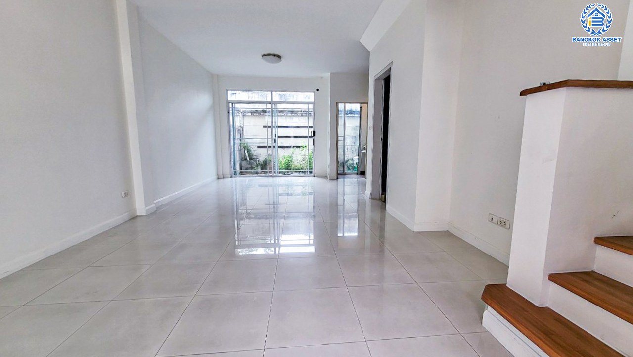 ทาวน์โฮมมือสองนนทบุรี โครงการ เดอะเทอเรส ติวานนท์ หลังมุม! เนื้อที่กว้าง 22 ตร.ว. ฟังก์ชัน 3 ห้องนอน 4 ห้องน้ำ 2 ที่จอดรถ แถมฟรี! 2 เครื่องทำน้ำอุ่น บนทำเลเยี่ยม เชื่อมต่อถนนติวานนท์, ถนนรัตนาธิเบศร์ 800 เมตรถึงรถไฟฟ้าสายสีม่วง "สถานีกระทรวงสาธารณะสุข" แถมใกล้ทางด่วน "งามวงศ์วาน" จองเลย!