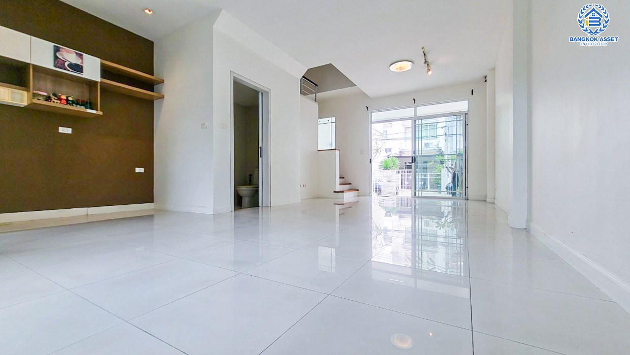 ทาวน์โฮมมือสองนนทบุรี โครงการ เดอะเทอเรส ติวานนท์ หลังมุม! เนื้อที่กว้าง 22 ตร.ว. ฟังก์ชัน 3 ห้องนอน 4 ห้องน้ำ 2 ที่จอดรถ แถมฟรี! 2 เครื่องทำน้ำอุ่น บนทำเลเยี่ยม เชื่อมต่อถนนติวานนท์, ถนนรัตนาธิเบศร์ 800 เมตรถึงรถไฟฟ้าสายสีม่วง "สถานีกระทรวงสาธารณะสุข" แถมใกล้ทางด่วน "งามวงศ์วาน" จองเลย!