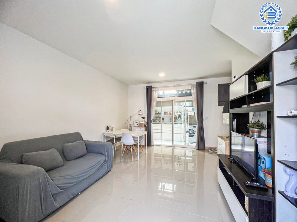 *****ทาวน์เฮ้าส์มือสอง โครงการ คิวดิสทริค สุขสวัสดิ์-วงแหวนพระราม3 เนื้อที่ 18.40 ตร.ว. ฟังก์ชัน 3 ห้องนอน 2 ห้องน้ำ 2 ที่จอดรถ ภายในสภาพดีมาก บนทำเลเดินทางสะดวก เชื่อมต่อถนนสุขสวัสดิ์ ถนนกาญจณาภิเษก ใกล้เซ็นทรัล พระราม2  และจุดขึ้นทางด่วน "สุขสวัสดิ์"