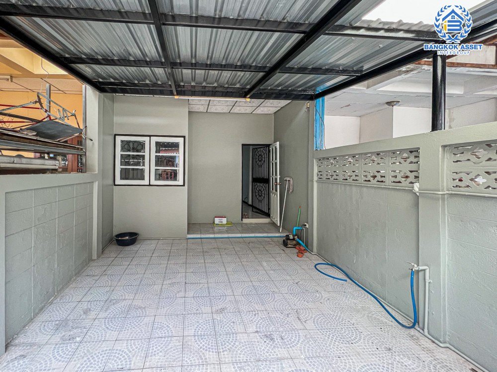 *****ทาวน์เฮ้าส์มือสอง ในชุมชนพินิจสินละออ เนื้อที่กว้าง 17 ตร.ว. ฟังก์ชัน 2 ห้องนอน 2 ห้องน้ำ 1 ที่จอดรถ บ้านสภาพดีมาก บนทำเลเดินทางสะดวก เชื่อมต่อถนนกำแพงเพชร6 ถนนแจ้งวัฒนะ ถนนโกสุมรวมใจ ใกล้รถไฟฟ้าสายสีแดง "สถานีการเคหะ" และจุดขึ้นทางด่วน "อุตราภิมุข"