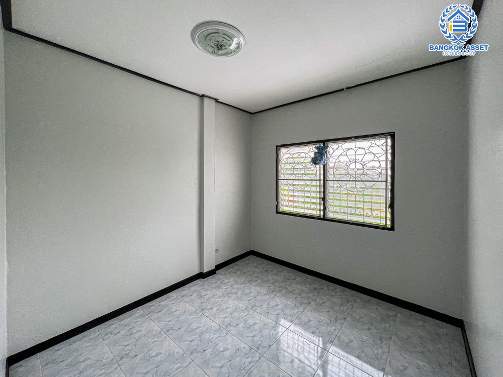 *****ทาวน์เฮ้าส์มือสอง ในชุมชนพินิจสินละออ เนื้อที่กว้าง 17 ตร.ว. ฟังก์ชัน 2 ห้องนอน 2 ห้องน้ำ 1 ที่จอดรถ บ้านสภาพดีมาก บนทำเลเดินทางสะดวก เชื่อมต่อถนนกำแพงเพชร6 ถนนแจ้งวัฒนะ ถนนโกสุมรวมใจ ใกล้รถไฟฟ้าสายสีแดง "สถานีการเคหะ" และจุดขึ้นทางด่วน "อุตราภิมุข"