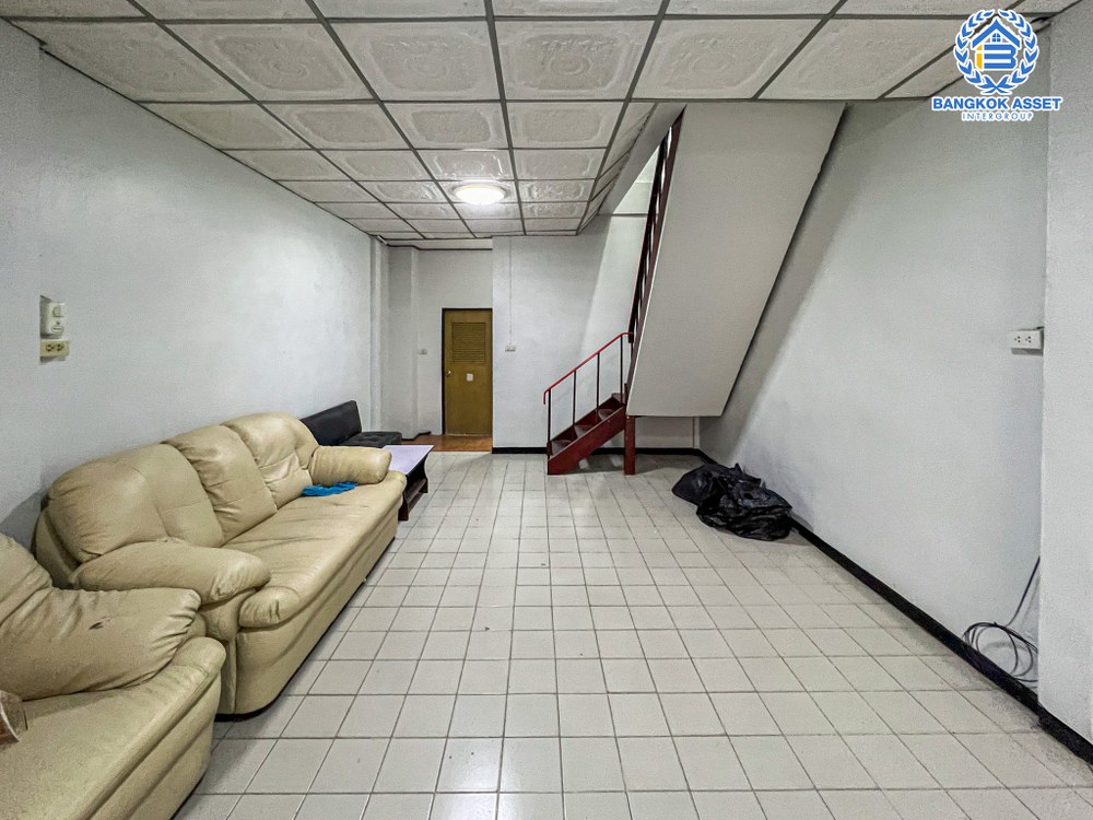 *****ทาวน์เฮ้าส์มือสอง ในชุมชนพินิจสินละออ เนื้อที่กว้าง 17 ตร.ว. ฟังก์ชัน 2 ห้องนอน 2 ห้องน้ำ 1 ที่จอดรถ บ้านสภาพดีมาก บนทำเลเดินทางสะดวก เชื่อมต่อถนนกำแพงเพชร6 ถนนแจ้งวัฒนะ ถนนโกสุมรวมใจ ใกล้รถไฟฟ้าสายสีแดง "สถานีการเคหะ" และจุดขึ้นทางด่วน "อุตราภิมุข"