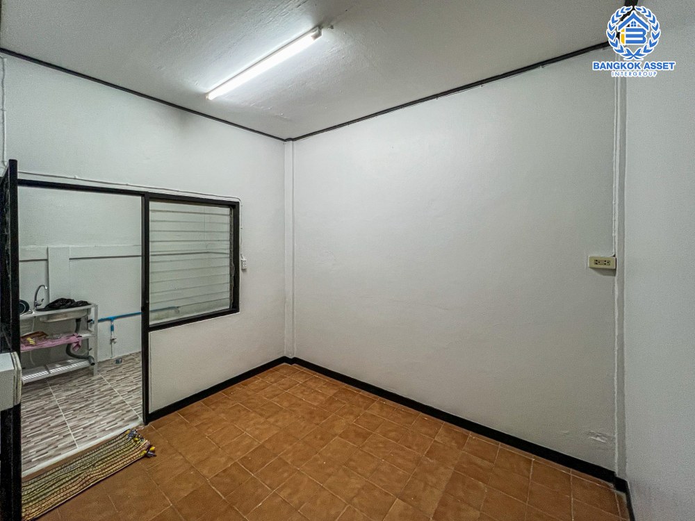 *****ทาวน์เฮ้าส์มือสอง ในชุมชนพินิจสินละออ เนื้อที่กว้าง 17 ตร.ว. ฟังก์ชัน 2 ห้องนอน 2 ห้องน้ำ 1 ที่จอดรถ บ้านสภาพดีมาก บนทำเลเดินทางสะดวก เชื่อมต่อถนนกำแพงเพชร6 ถนนแจ้งวัฒนะ ถนนโกสุมรวมใจ ใกล้รถไฟฟ้าสายสีแดง "สถานีการเคหะ" และจุดขึ้นทางด่วน "อุตราภิมุข"