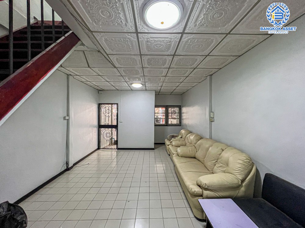 *****ทาวน์เฮ้าส์มือสอง ในชุมชนพินิจสินละออ เนื้อที่กว้าง 17 ตร.ว. ฟังก์ชัน 2 ห้องนอน 2 ห้องน้ำ 1 ที่จอดรถ บ้านสภาพดีมาก บนทำเลเดินทางสะดวก เชื่อมต่อถนนกำแพงเพชร6 ถนนแจ้งวัฒนะ ถนนโกสุมรวมใจ ใกล้รถไฟฟ้าสายสีแดง "สถานีการเคหะ" และจุดขึ้นทางด่วน "อุตราภิมุข"