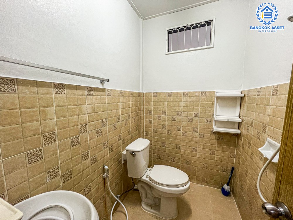 *****ทาวน์เฮ้าส์มือสอง ในชุมชนพินิจสินละออ เนื้อที่กว้าง 17 ตร.ว. ฟังก์ชัน 2 ห้องนอน 2 ห้องน้ำ 1 ที่จอดรถ บ้านสภาพดีมาก บนทำเลเดินทางสะดวก เชื่อมต่อถนนกำแพงเพชร6 ถนนแจ้งวัฒนะ ถนนโกสุมรวมใจ ใกล้รถไฟฟ้าสายสีแดง "สถานีการเคหะ" และจุดขึ้นทางด่วน "อุตราภิมุข"