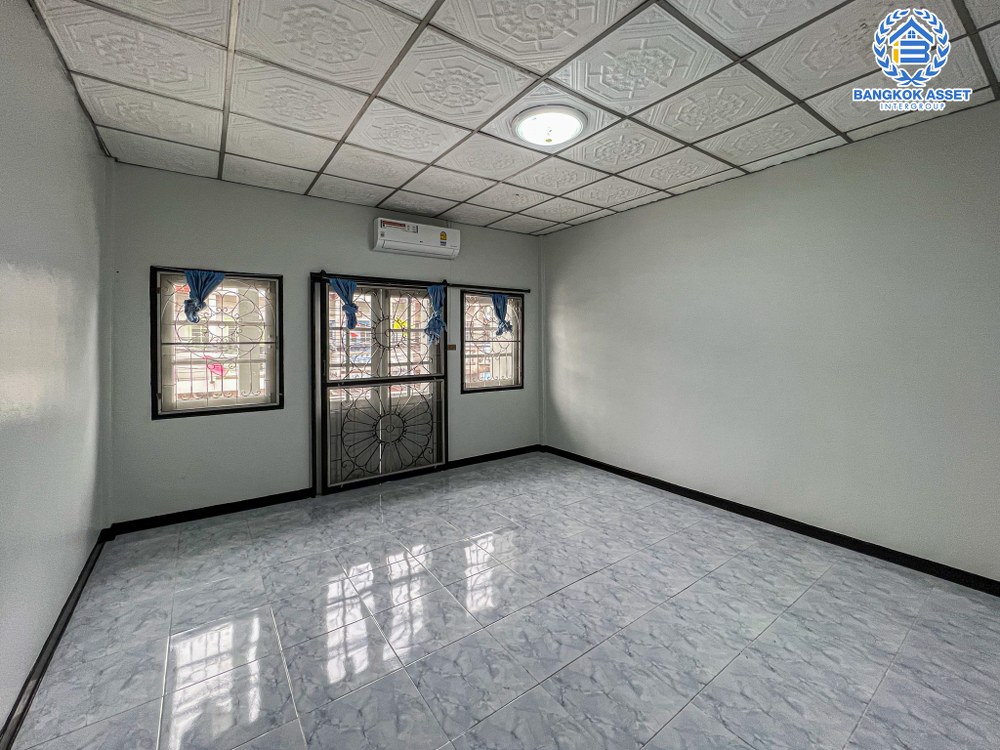 *****ทาวน์เฮ้าส์มือสอง ในชุมชนพินิจสินละออ เนื้อที่กว้าง 17 ตร.ว. ฟังก์ชัน 2 ห้องนอน 2 ห้องน้ำ 1 ที่จอดรถ บ้านสภาพดีมาก บนทำเลเดินทางสะดวก เชื่อมต่อถนนกำแพงเพชร6 ถนนแจ้งวัฒนะ ถนนโกสุมรวมใจ ใกล้รถไฟฟ้าสายสีแดง "สถานีการเคหะ" และจุดขึ้นทางด่วน "อุตราภิมุข"