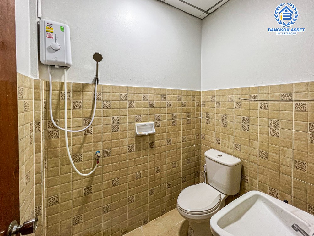 *****ทาวน์เฮ้าส์มือสอง ในชุมชนพินิจสินละออ เนื้อที่กว้าง 17 ตร.ว. ฟังก์ชัน 2 ห้องนอน 2 ห้องน้ำ 1 ที่จอดรถ บ้านสภาพดีมาก บนทำเลเดินทางสะดวก เชื่อมต่อถนนกำแพงเพชร6 ถนนแจ้งวัฒนะ ถนนโกสุมรวมใจ ใกล้รถไฟฟ้าสายสีแดง "สถานีการเคหะ" และจุดขึ้นทางด่วน "อุตราภิมุข"