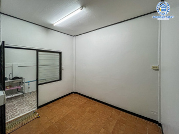 *****ทาวน์เฮ้าส์มือสอง ในชุมชนพินิจสินละออ เนื้อที่กว้าง 17 ตร.ว. ฟังก์ชัน 2 ห้องนอน 2 ห้องน้ำ 1 ที่จอดรถ บ้านสภาพดีมาก บนทำเลเดินทางสะดวก เชื่อมต่อถนนกำแพงเพชร6 ถนนแจ้งวัฒนะ ถนนโกสุมรวมใจ ใกล้รถไฟฟ้าสายสีแดง "สถานีการเคหะ" และจุดขึ้นทางด่วน "อุตราภิมุข"