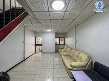 *****ทาวน์เฮ้าส์มือสอง ในชุมชนพินิจสินละออ เนื้อที่กว้าง 17 ตร.ว. ฟังก์ชัน 2 ห้องนอน 2 ห้องน้ำ 1 ที่จอดรถ บ้านสภาพดีมาก บนทำเลเดินทางสะดวก เชื่อมต่อถนนกำแพงเพชร6 ถนนแจ้งวัฒนะ ถนนโกสุมรวมใจ ใกล้รถไฟฟ้าสายสีแดง "สถานีการเคหะ" และจุดขึ้นทางด่วน "อุตราภิมุข"