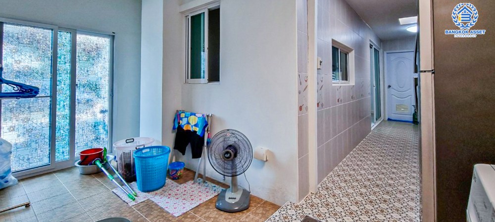 บ้านแฝดมือสอง โครงการ แกรนด์พลีโน่ สุขสวัสดิ์ ใกล้ถนนเมน เนื้อที่ 35.70 ตร.ว. ฟังก์ชัน 3 ห้องนอน 2 ห้องน้ำ 2 ที่จอดรถ พื้นที่กว้าง หน้าบ้านไม่ชนใคร พร้อมเข้าอยู่ บนทำเลเดินทางสะดวก เชื่อมต่อถนนประชาอุทิศ ถนนพุทธบูชา ถนนพระราม2 ใกล้รถไฟฟ้าสายสีม่วง และจุดขึ้นทางด่วน "สุขสวัสดิ์"...