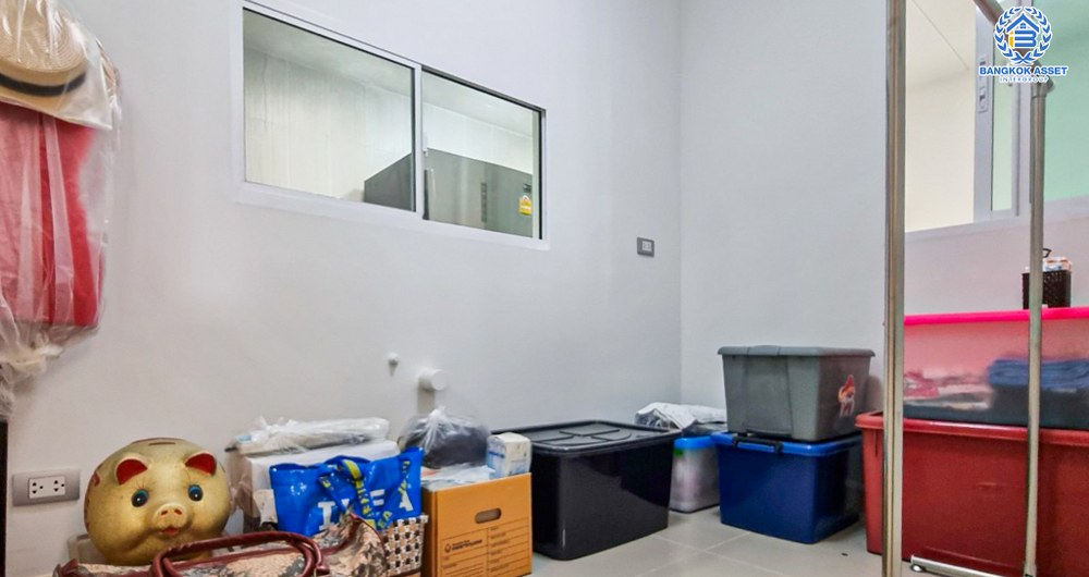 บ้านแฝดมือสอง โครงการ แกรนด์พลีโน่ สุขสวัสดิ์ ใกล้ถนนเมน เนื้อที่ 35.70 ตร.ว. ฟังก์ชัน 3 ห้องนอน 2 ห้องน้ำ 2 ที่จอดรถ พื้นที่กว้าง หน้าบ้านไม่ชนใคร พร้อมเข้าอยู่ บนทำเลเดินทางสะดวก เชื่อมต่อถนนประชาอุทิศ ถนนพุทธบูชา ถนนพระราม2 ใกล้รถไฟฟ้าสายสีม่วง และจุดขึ้นทางด่วน "สุขสวัสดิ์"...