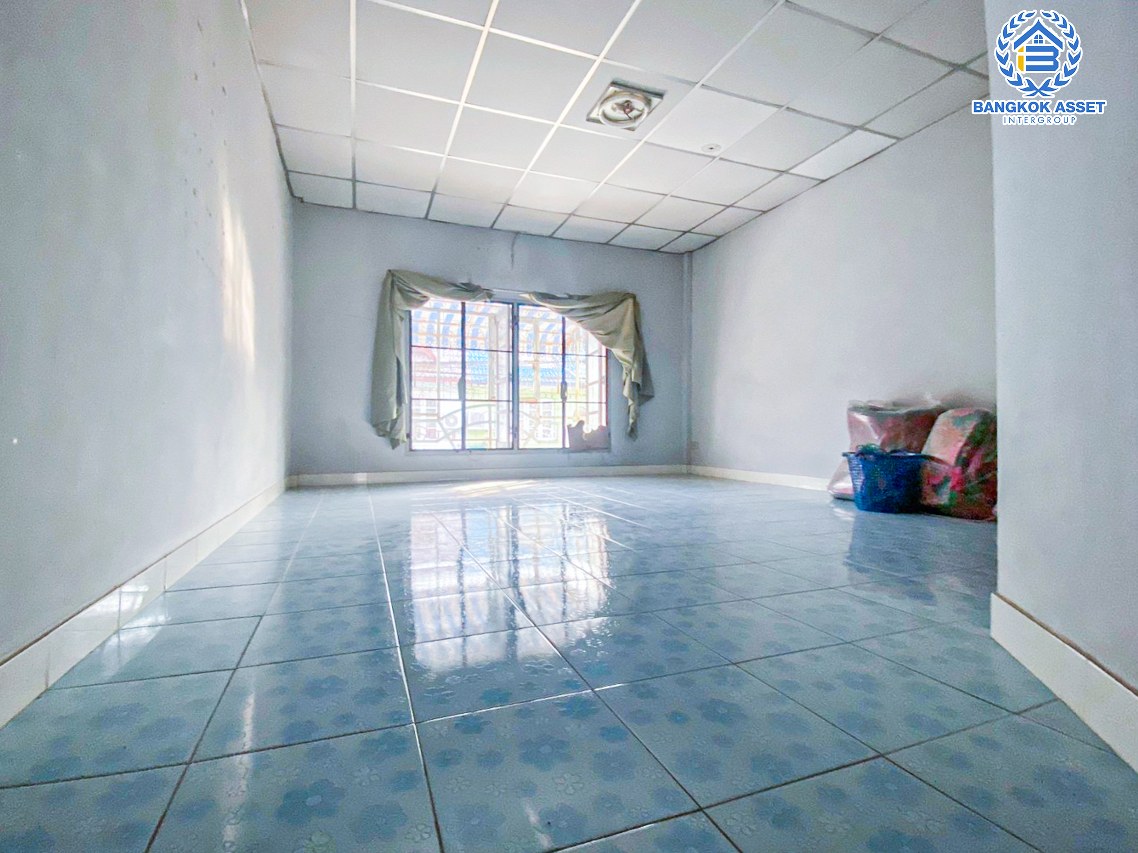 *****ทาวน์เฮ้าส์มือสองนนทบุรี หมู่บ้าน มนวดีพาร์ค วัดลาดปลาดุก เนื้อที่ 16 ตร.ว. ฟังก์ชัน 3 ห้องนอน 2 ห้องน้ำ 1 ที่จอดรถ บ้านพร้อมเข้าอยู่ บนทำเลเชื่อมต่อ ถนนกาญจนาภิเษก, ถนนรัตนาธิเบศร์ ใกล้รถไฟฟ้าสายสีม่วง "สถานีคลองบางไผ่" และทางด่วน "ศรีรัช" ห้ามพลาด!