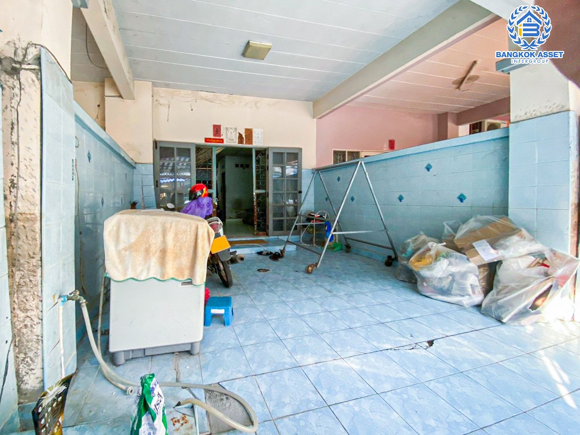 *****ทาวน์เฮ้าส์มือสองนนทบุรี หมู่บ้าน มนวดีพาร์ค วัดลาดปลาดุก เนื้อที่ 16 ตร.ว. ฟังก์ชัน 3 ห้องนอน 2 ห้องน้ำ 1 ที่จอดรถ บ้านพร้อมเข้าอยู่ บนทำเลเชื่อมต่อ ถนนกาญจนาภิเษก, ถนนรัตนาธิเบศร์ ใกล้รถไฟฟ้าสายสีม่วง "สถานีคลองบางไผ่" และทางด่วน "ศรีรัช" ห้ามพลาด!