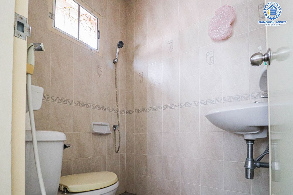 บ้านเดี่ยวมือสอง โครงการ ณัฐชากรีนวิลล์ บางใหญ่-กาญจนาภิเษก (ซ.กันตนา) หลังใหญ่ เนื้อที่ 59.50 ตร.ว. ฟังก์ชัน 3 ห้องนอน 3 ห้องน้ำ 2 ที่จอดรถ บ้านสภาพดีมาก ต่อเติมพร้อมเข้าอยู่ บนทำเลศักยภาพ เชื่อมต่อถนนกันตนา ใกล้เซ็นทรัลเวสต์เกต และทางด่วน "ศรีรัช"