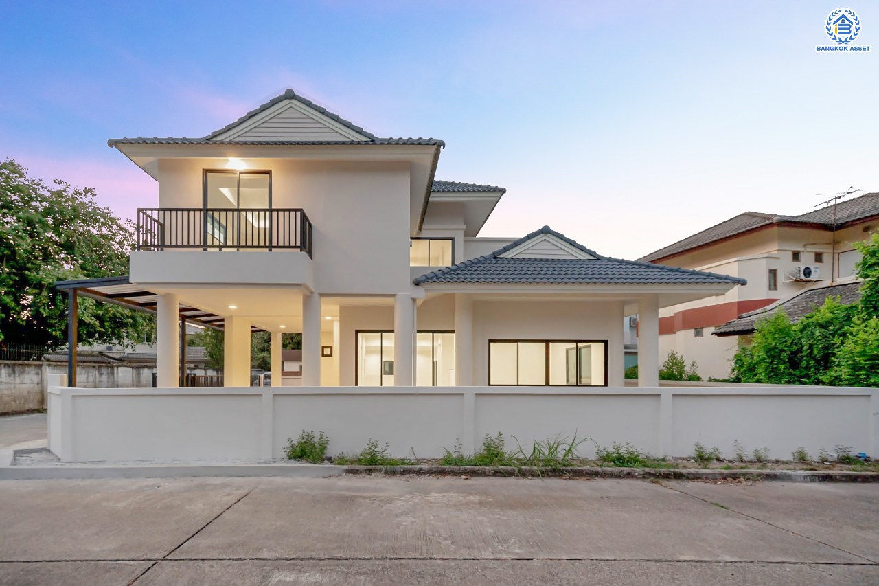 บ้านมือสองตกแต่งใหม่ โครงการ บ้านสินบดี บางบัวทอง ดีไซน์ทันสมัย เนื้อที่ 67 ตร.ว. พร้อมฟังก์ชัน 5 ห้องนอน 3  ห้องน้ำ จอดรถได้ 2 คัน บนสุดยอดทำเล! สะดวกทุกการเดินทางเข้า-ออกได้หลายเส้นทาง เชื่อมต่อทั้งรัตนาธิเบศร์, ราชพฤกษ์ และชัยพฤกษ์ ใกล้โรงเรียนเด่นหล้า รถไฟฟ้าสถานี "บางพลู" และโรบินสัน ราชพฤกษ์