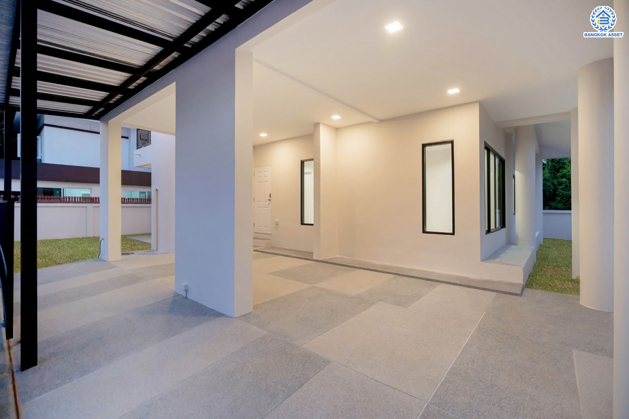 บ้านมือสองตกแต่งใหม่ โครงการ บ้านสินบดี บางบัวทอง ดีไซน์ทันสมัย เนื้อที่ 67 ตร.ว. พร้อมฟังก์ชัน 5 ห้องนอน 3  ห้องน้ำ จอดรถได้ 2 คัน บนสุดยอดทำเล! สะดวกทุกการเดินทางเข้า-ออกได้หลายเส้นทาง เชื่อมต่อทั้งรัตนาธิเบศร์, ราชพฤกษ์ และชัยพฤกษ์ ใกล้โรงเรียนเด่นหล้า รถไฟฟ้าสถานี "บางพลู" และโรบินสัน ราชพฤกษ์