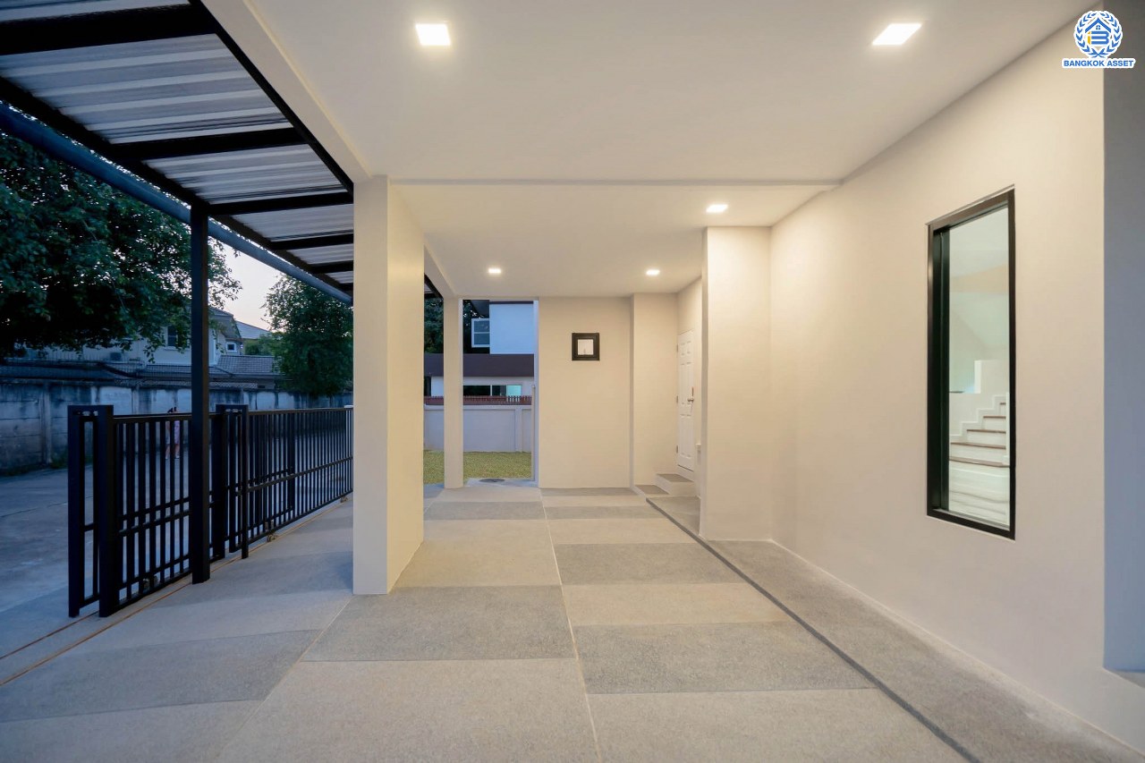 บ้านมือสองตกแต่งใหม่ โครงการ บ้านสินบดี บางบัวทอง ดีไซน์ทันสมัย เนื้อที่ 67 ตร.ว. พร้อมฟังก์ชัน 5 ห้องนอน 3  ห้องน้ำ จอดรถได้ 2 คัน บนสุดยอดทำเล! สะดวกทุกการเดินทางเข้า-ออกได้หลายเส้นทาง เชื่อมต่อทั้งรัตนาธิเบศร์, ราชพฤกษ์ และชัยพฤกษ์ ใกล้โรงเรียนเด่นหล้า รถไฟฟ้าสถานี "บางพลู" และโรบินสัน ราชพฤกษ์