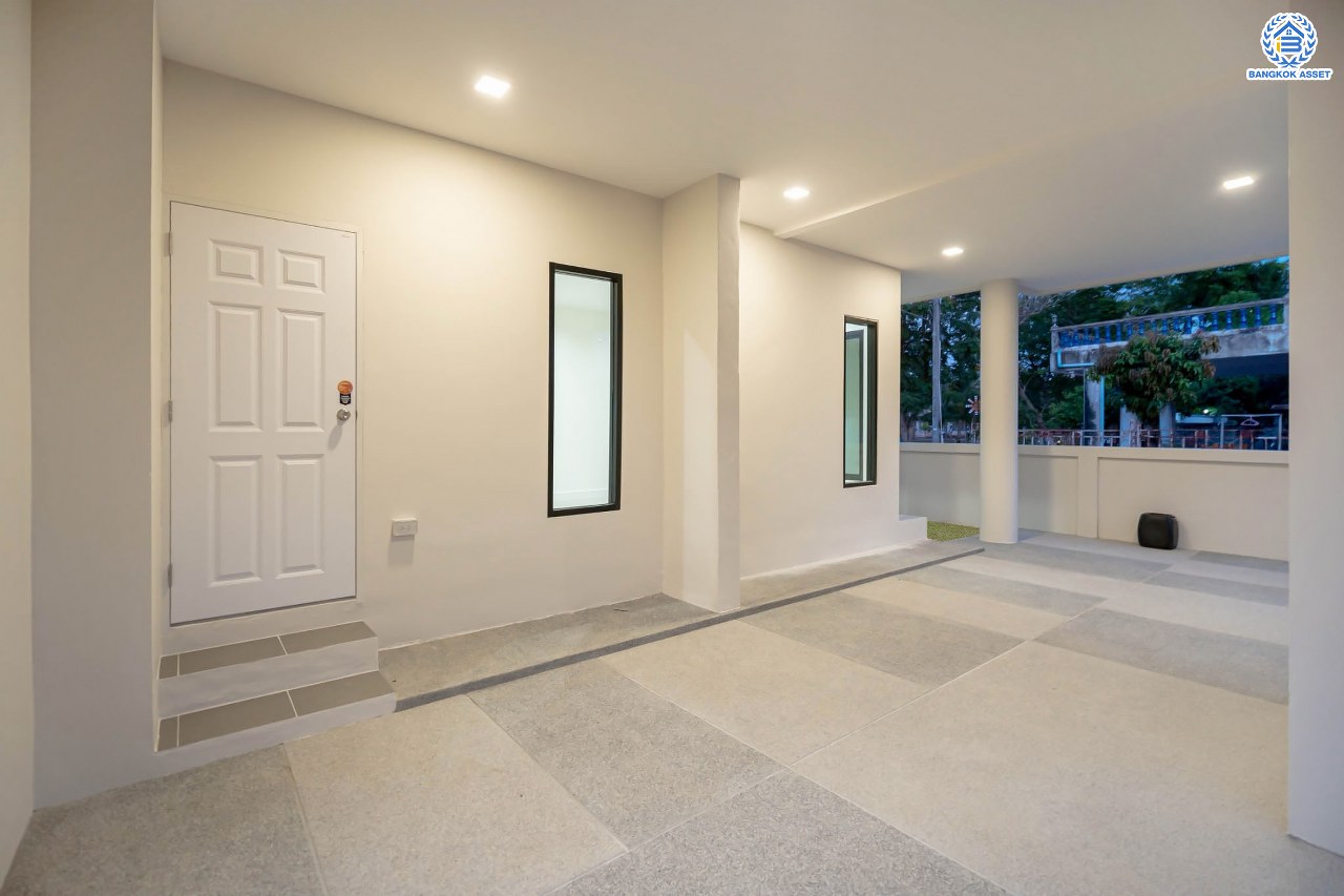 บ้านมือสองตกแต่งใหม่ โครงการ บ้านสินบดี บางบัวทอง ดีไซน์ทันสมัย เนื้อที่ 67 ตร.ว. พร้อมฟังก์ชัน 5 ห้องนอน 3  ห้องน้ำ จอดรถได้ 2 คัน บนสุดยอดทำเล! สะดวกทุกการเดินทางเข้า-ออกได้หลายเส้นทาง เชื่อมต่อทั้งรัตนาธิเบศร์, ราชพฤกษ์ และชัยพฤกษ์ ใกล้โรงเรียนเด่นหล้า รถไฟฟ้าสถานี "บางพลู" และโรบินสัน ราชพฤกษ์