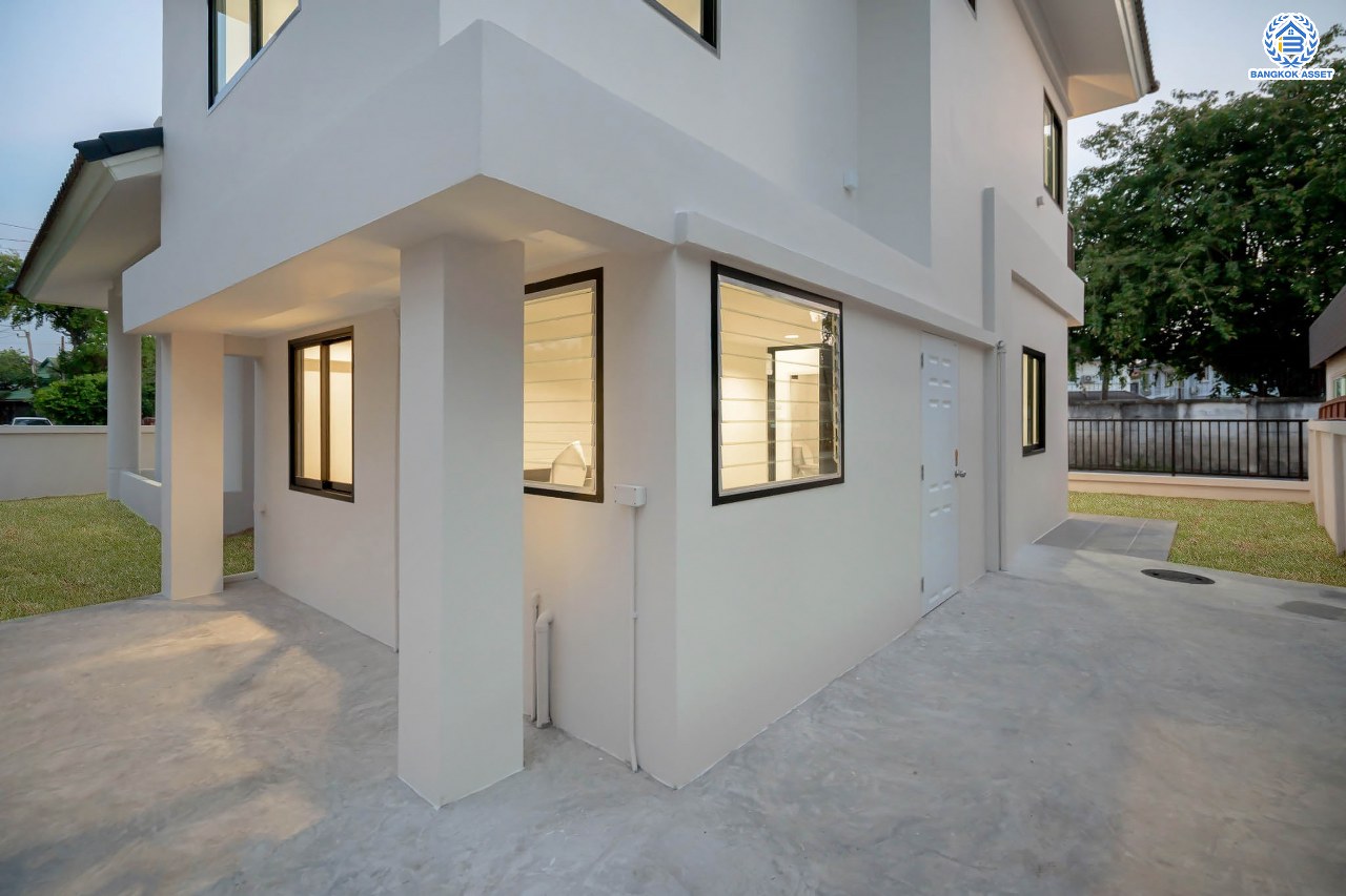 บ้านมือสองตกแต่งใหม่ โครงการ บ้านสินบดี บางบัวทอง ดีไซน์ทันสมัย เนื้อที่ 67 ตร.ว. พร้อมฟังก์ชัน 5 ห้องนอน 3  ห้องน้ำ จอดรถได้ 2 คัน บนสุดยอดทำเล! สะดวกทุกการเดินทางเข้า-ออกได้หลายเส้นทาง เชื่อมต่อทั้งรัตนาธิเบศร์, ราชพฤกษ์ และชัยพฤกษ์ ใกล้โรงเรียนเด่นหล้า รถไฟฟ้าสถานี "บางพลู" และโรบินสัน ราชพฤกษ์