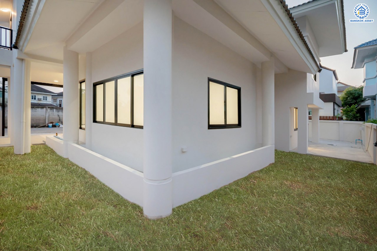 บ้านมือสองตกแต่งใหม่ โครงการ บ้านสินบดี บางบัวทอง ดีไซน์ทันสมัย เนื้อที่ 67 ตร.ว. พร้อมฟังก์ชัน 5 ห้องนอน 3  ห้องน้ำ จอดรถได้ 2 คัน บนสุดยอดทำเล! สะดวกทุกการเดินทางเข้า-ออกได้หลายเส้นทาง เชื่อมต่อทั้งรัตนาธิเบศร์, ราชพฤกษ์ และชัยพฤกษ์ ใกล้โรงเรียนเด่นหล้า รถไฟฟ้าสถานี "บางพลู" และโรบินสัน ราชพฤกษ์