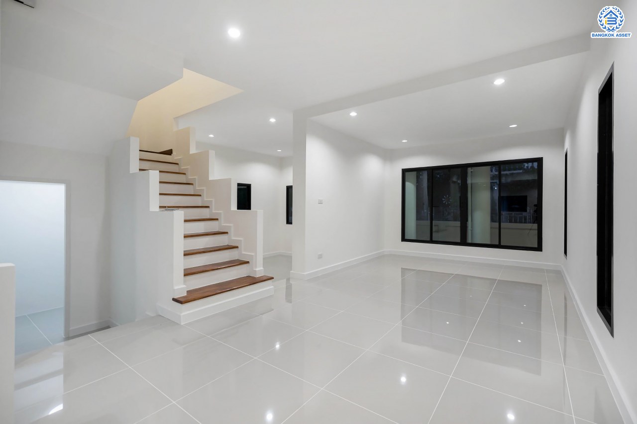 บ้านมือสองตกแต่งใหม่ โครงการ บ้านสินบดี บางบัวทอง ดีไซน์ทันสมัย เนื้อที่ 67 ตร.ว. พร้อมฟังก์ชัน 5 ห้องนอน 3  ห้องน้ำ จอดรถได้ 2 คัน บนสุดยอดทำเล! สะดวกทุกการเดินทางเข้า-ออกได้หลายเส้นทาง เชื่อมต่อทั้งรัตนาธิเบศร์, ราชพฤกษ์ และชัยพฤกษ์ ใกล้โรงเรียนเด่นหล้า รถไฟฟ้าสถานี "บางพลู" และโรบินสัน ราชพฤกษ์