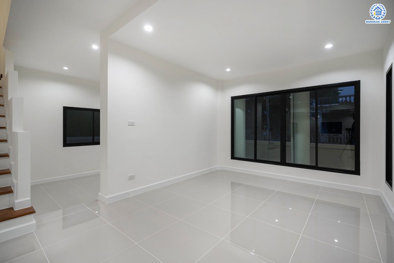 บ้านมือสองตกแต่งใหม่ โครงการ บ้านสินบดี บางบัวทอง ดีไซน์ทันสมัย เนื้อที่ 67 ตร.ว. พร้อมฟังก์ชัน 5 ห้องนอน 3  ห้องน้ำ จอดรถได้ 2 คัน บนสุดยอดทำเล! สะดวกทุกการเดินทางเข้า-ออกได้หลายเส้นทาง เชื่อมต่อทั้งรัตนาธิเบศร์, ราชพฤกษ์ และชัยพฤกษ์ ใกล้โรงเรียนเด่นหล้า รถไฟฟ้าสถานี "บางพลู" และโรบินสัน ราชพฤกษ์