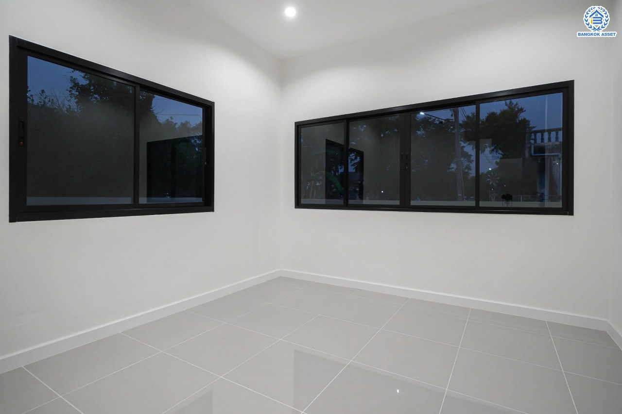 บ้านมือสองตกแต่งใหม่ โครงการ บ้านสินบดี บางบัวทอง ดีไซน์ทันสมัย เนื้อที่ 67 ตร.ว. พร้อมฟังก์ชัน 5 ห้องนอน 3  ห้องน้ำ จอดรถได้ 2 คัน บนสุดยอดทำเล! สะดวกทุกการเดินทางเข้า-ออกได้หลายเส้นทาง เชื่อมต่อทั้งรัตนาธิเบศร์, ราชพฤกษ์ และชัยพฤกษ์ ใกล้โรงเรียนเด่นหล้า รถไฟฟ้าสถานี "บางพลู" และโรบินสัน ราชพฤกษ์