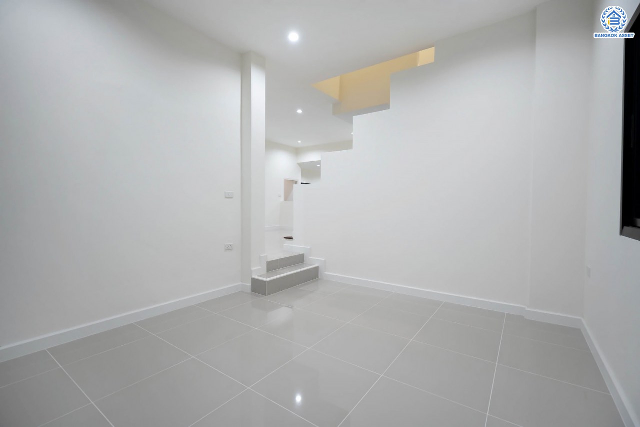 บ้านมือสองตกแต่งใหม่ โครงการ บ้านสินบดี บางบัวทอง ดีไซน์ทันสมัย เนื้อที่ 67 ตร.ว. พร้อมฟังก์ชัน 5 ห้องนอน 3  ห้องน้ำ จอดรถได้ 2 คัน บนสุดยอดทำเล! สะดวกทุกการเดินทางเข้า-ออกได้หลายเส้นทาง เชื่อมต่อทั้งรัตนาธิเบศร์, ราชพฤกษ์ และชัยพฤกษ์ ใกล้โรงเรียนเด่นหล้า รถไฟฟ้าสถานี "บางพลู" และโรบินสัน ราชพฤกษ์