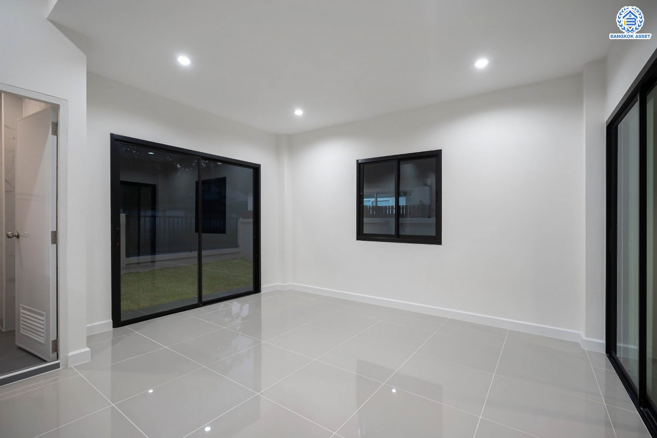 บ้านมือสองตกแต่งใหม่ โครงการ บ้านสินบดี บางบัวทอง ดีไซน์ทันสมัย เนื้อที่ 67 ตร.ว. พร้อมฟังก์ชัน 5 ห้องนอน 3  ห้องน้ำ จอดรถได้ 2 คัน บนสุดยอดทำเล! สะดวกทุกการเดินทางเข้า-ออกได้หลายเส้นทาง เชื่อมต่อทั้งรัตนาธิเบศร์, ราชพฤกษ์ และชัยพฤกษ์ ใกล้โรงเรียนเด่นหล้า รถไฟฟ้าสถานี "บางพลู" และโรบินสัน ราชพฤกษ์