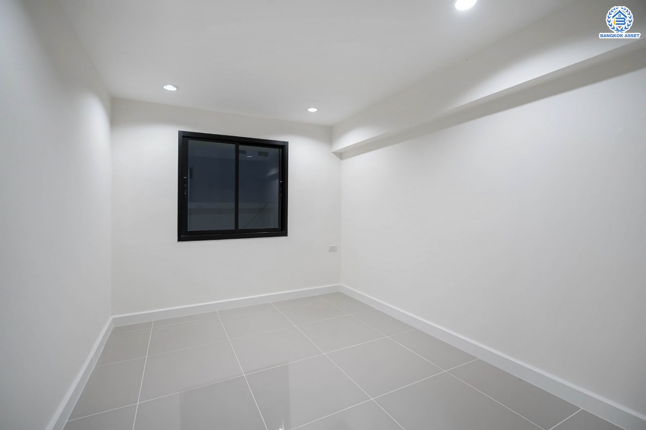 บ้านมือสองตกแต่งใหม่ โครงการ บ้านสินบดี บางบัวทอง ดีไซน์ทันสมัย เนื้อที่ 67 ตร.ว. พร้อมฟังก์ชัน 5 ห้องนอน 3  ห้องน้ำ จอดรถได้ 2 คัน บนสุดยอดทำเล! สะดวกทุกการเดินทางเข้า-ออกได้หลายเส้นทาง เชื่อมต่อทั้งรัตนาธิเบศร์, ราชพฤกษ์ และชัยพฤกษ์ ใกล้โรงเรียนเด่นหล้า รถไฟฟ้าสถานี "บางพลู" และโรบินสัน ราชพฤกษ์