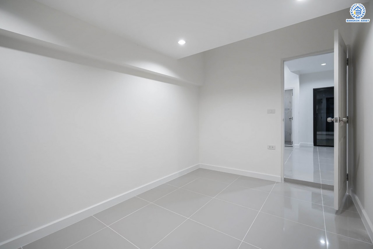 บ้านมือสองตกแต่งใหม่ โครงการ บ้านสินบดี บางบัวทอง ดีไซน์ทันสมัย เนื้อที่ 67 ตร.ว. พร้อมฟังก์ชัน 5 ห้องนอน 3  ห้องน้ำ จอดรถได้ 2 คัน บนสุดยอดทำเล! สะดวกทุกการเดินทางเข้า-ออกได้หลายเส้นทาง เชื่อมต่อทั้งรัตนาธิเบศร์, ราชพฤกษ์ และชัยพฤกษ์ ใกล้โรงเรียนเด่นหล้า รถไฟฟ้าสถานี "บางพลู" และโรบินสัน ราชพฤกษ์