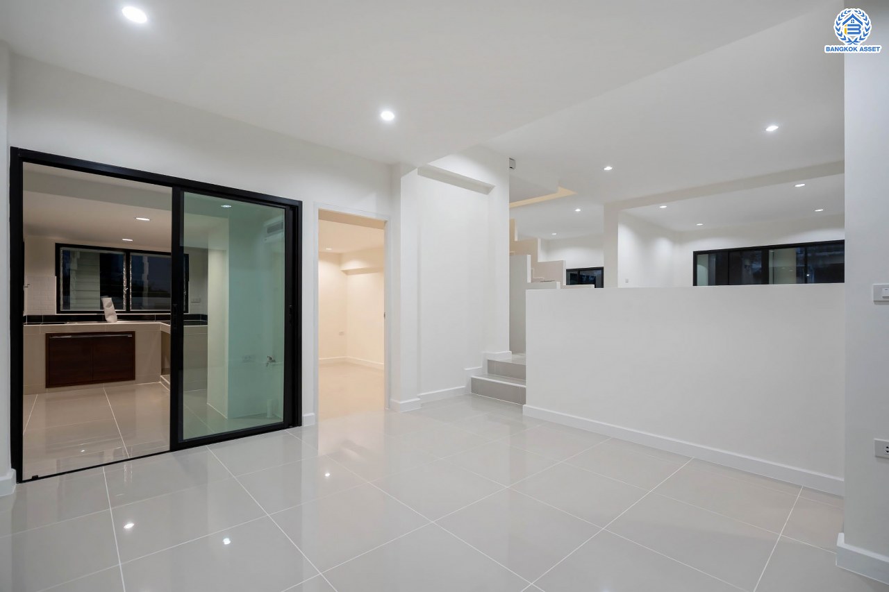 บ้านมือสองตกแต่งใหม่ โครงการ บ้านสินบดี บางบัวทอง ดีไซน์ทันสมัย เนื้อที่ 67 ตร.ว. พร้อมฟังก์ชัน 5 ห้องนอน 3  ห้องน้ำ จอดรถได้ 2 คัน บนสุดยอดทำเล! สะดวกทุกการเดินทางเข้า-ออกได้หลายเส้นทาง เชื่อมต่อทั้งรัตนาธิเบศร์, ราชพฤกษ์ และชัยพฤกษ์ ใกล้โรงเรียนเด่นหล้า รถไฟฟ้าสถานี "บางพลู" และโรบินสัน ราชพฤกษ์