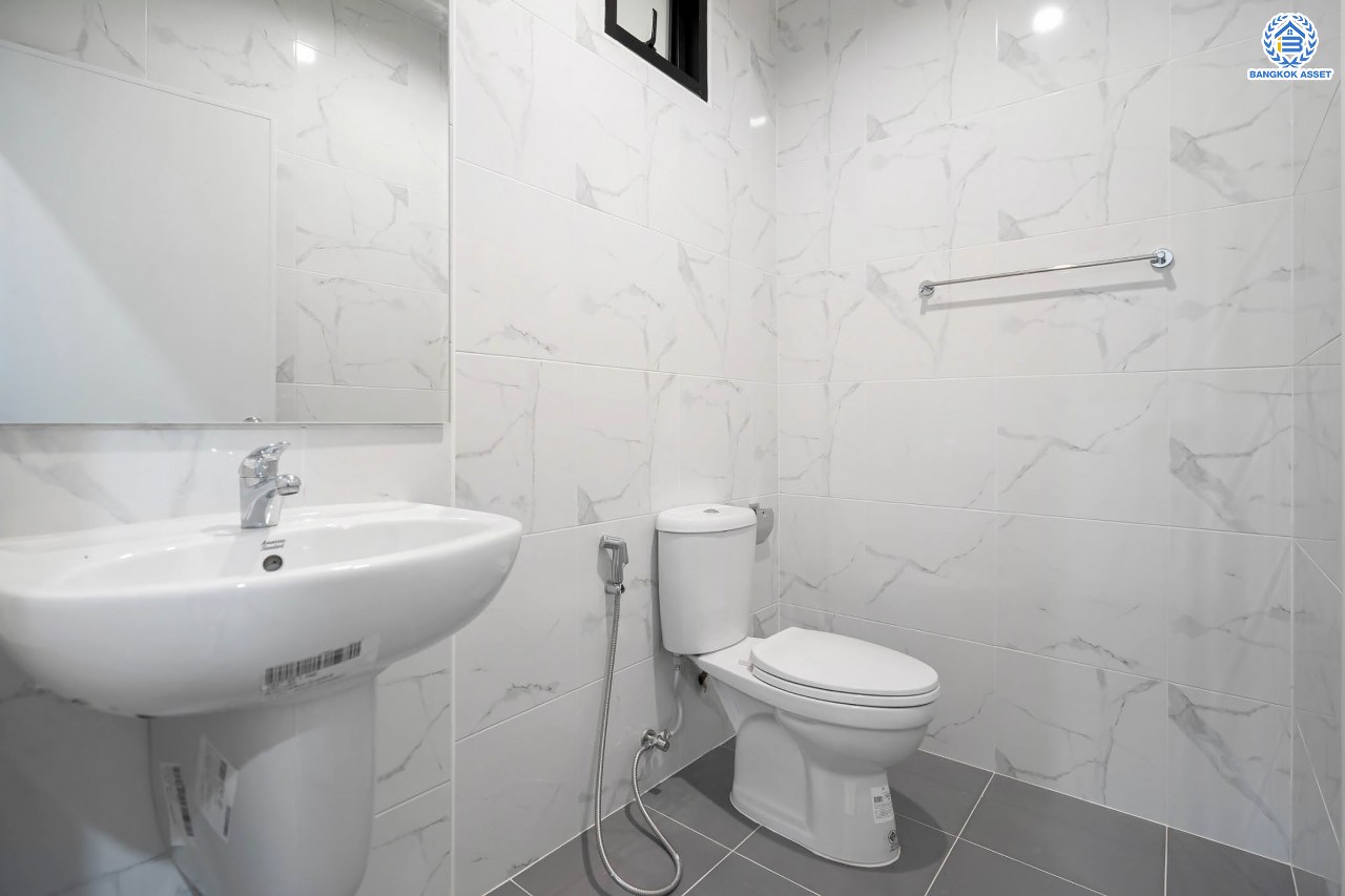 บ้านมือสองตกแต่งใหม่ โครงการ บ้านสินบดี บางบัวทอง ดีไซน์ทันสมัย เนื้อที่ 67 ตร.ว. พร้อมฟังก์ชัน 5 ห้องนอน 3  ห้องน้ำ จอดรถได้ 2 คัน บนสุดยอดทำเล! สะดวกทุกการเดินทางเข้า-ออกได้หลายเส้นทาง เชื่อมต่อทั้งรัตนาธิเบศร์, ราชพฤกษ์ และชัยพฤกษ์ ใกล้โรงเรียนเด่นหล้า รถไฟฟ้าสถานี "บางพลู" และโรบินสัน ราชพฤกษ์