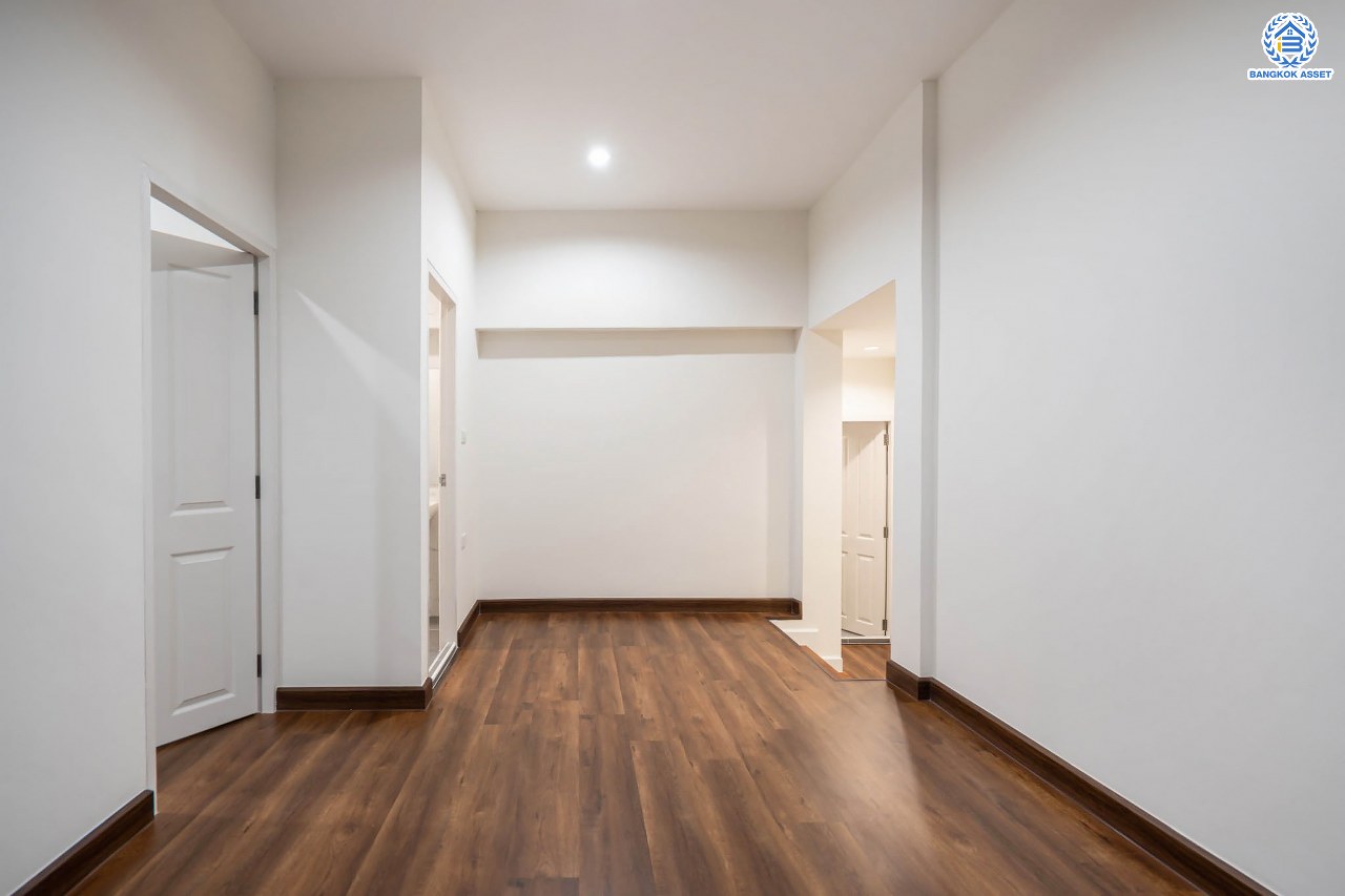 บ้านมือสองตกแต่งใหม่ โครงการ บ้านสินบดี บางบัวทอง ดีไซน์ทันสมัย เนื้อที่ 67 ตร.ว. พร้อมฟังก์ชัน 5 ห้องนอน 3  ห้องน้ำ จอดรถได้ 2 คัน บนสุดยอดทำเล! สะดวกทุกการเดินทางเข้า-ออกได้หลายเส้นทาง เชื่อมต่อทั้งรัตนาธิเบศร์, ราชพฤกษ์ และชัยพฤกษ์ ใกล้โรงเรียนเด่นหล้า รถไฟฟ้าสถานี "บางพลู" และโรบินสัน ราชพฤกษ์