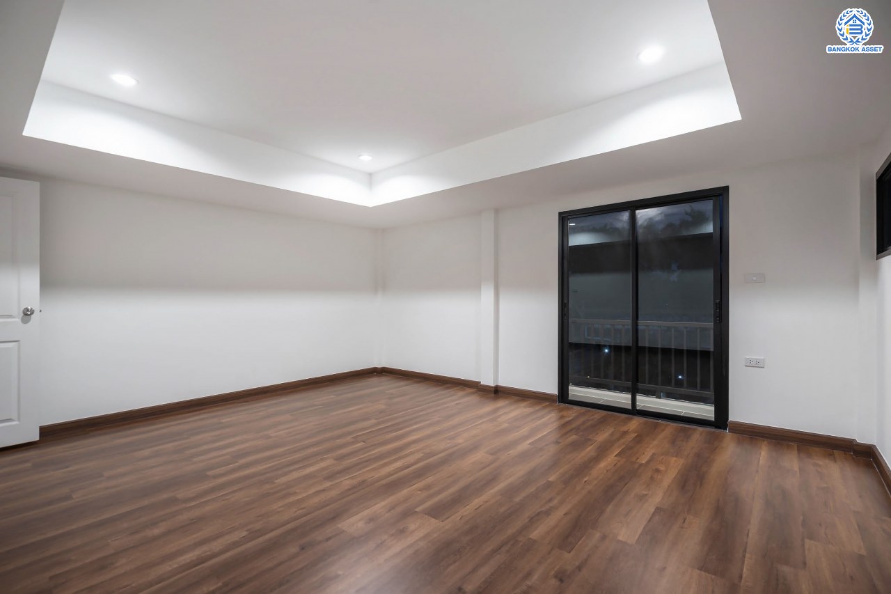 บ้านมือสองตกแต่งใหม่ โครงการ บ้านสินบดี บางบัวทอง ดีไซน์ทันสมัย เนื้อที่ 67 ตร.ว. พร้อมฟังก์ชัน 5 ห้องนอน 3  ห้องน้ำ จอดรถได้ 2 คัน บนสุดยอดทำเล! สะดวกทุกการเดินทางเข้า-ออกได้หลายเส้นทาง เชื่อมต่อทั้งรัตนาธิเบศร์, ราชพฤกษ์ และชัยพฤกษ์ ใกล้โรงเรียนเด่นหล้า รถไฟฟ้าสถานี "บางพลู" และโรบินสัน ราชพฤกษ์