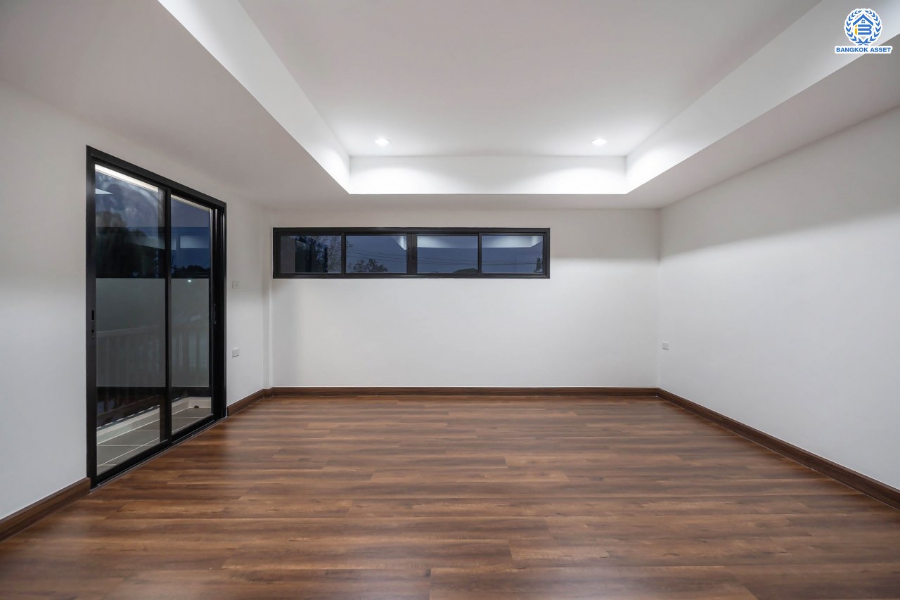 บ้านมือสองตกแต่งใหม่ โครงการ บ้านสินบดี บางบัวทอง ดีไซน์ทันสมัย เนื้อที่ 67 ตร.ว. พร้อมฟังก์ชัน 5 ห้องนอน 3  ห้องน้ำ จอดรถได้ 2 คัน บนสุดยอดทำเล! สะดวกทุกการเดินทางเข้า-ออกได้หลายเส้นทาง เชื่อมต่อทั้งรัตนาธิเบศร์, ราชพฤกษ์ และชัยพฤกษ์ ใกล้โรงเรียนเด่นหล้า รถไฟฟ้าสถานี "บางพลู" และโรบินสัน ราชพฤกษ์