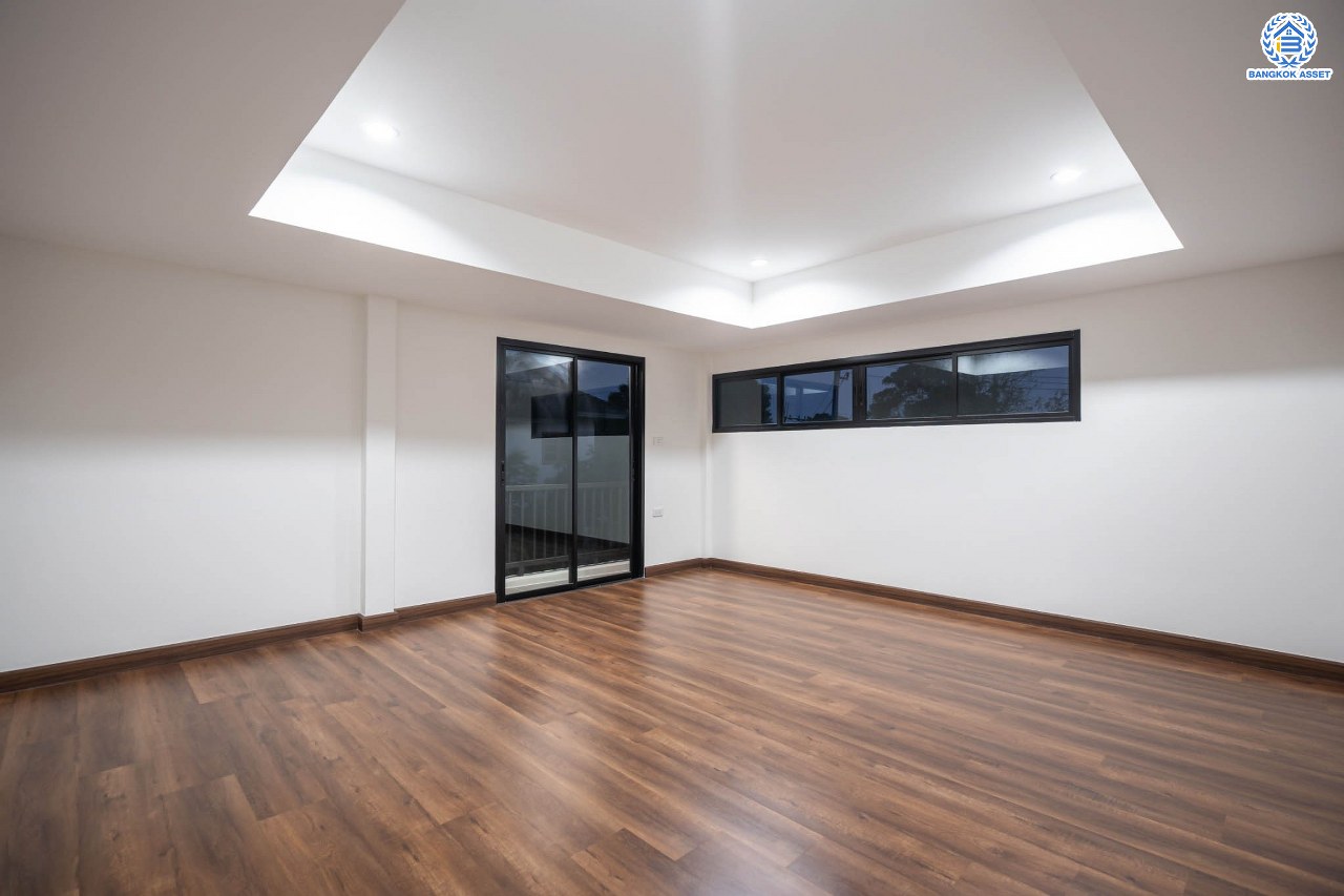 บ้านมือสองตกแต่งใหม่ โครงการ บ้านสินบดี บางบัวทอง ดีไซน์ทันสมัย เนื้อที่ 67 ตร.ว. พร้อมฟังก์ชัน 5 ห้องนอน 3  ห้องน้ำ จอดรถได้ 2 คัน บนสุดยอดทำเล! สะดวกทุกการเดินทางเข้า-ออกได้หลายเส้นทาง เชื่อมต่อทั้งรัตนาธิเบศร์, ราชพฤกษ์ และชัยพฤกษ์ ใกล้โรงเรียนเด่นหล้า รถไฟฟ้าสถานี "บางพลู" และโรบินสัน ราชพฤกษ์