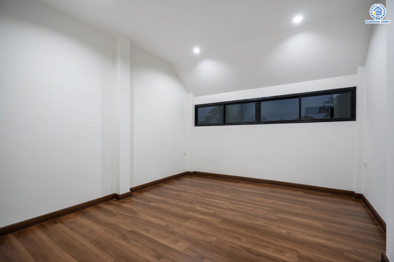 บ้านมือสองตกแต่งใหม่ โครงการ บ้านสินบดี บางบัวทอง ดีไซน์ทันสมัย เนื้อที่ 67 ตร.ว. พร้อมฟังก์ชัน 5 ห้องนอน 3  ห้องน้ำ จอดรถได้ 2 คัน บนสุดยอดทำเล! สะดวกทุกการเดินทางเข้า-ออกได้หลายเส้นทาง เชื่อมต่อทั้งรัตนาธิเบศร์, ราชพฤกษ์ และชัยพฤกษ์ ใกล้โรงเรียนเด่นหล้า รถไฟฟ้าสถานี "บางพลู" และโรบินสัน ราชพฤกษ์