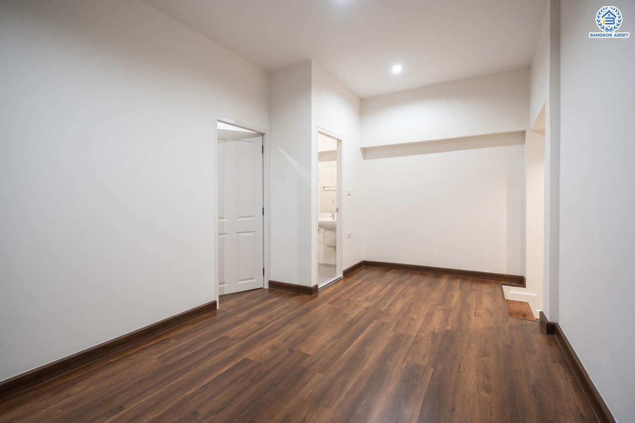 บ้านมือสองตกแต่งใหม่ โครงการ บ้านสินบดี บางบัวทอง ดีไซน์ทันสมัย เนื้อที่ 67 ตร.ว. พร้อมฟังก์ชัน 5 ห้องนอน 3  ห้องน้ำ จอดรถได้ 2 คัน บนสุดยอดทำเล! สะดวกทุกการเดินทางเข้า-ออกได้หลายเส้นทาง เชื่อมต่อทั้งรัตนาธิเบศร์, ราชพฤกษ์ และชัยพฤกษ์ ใกล้โรงเรียนเด่นหล้า รถไฟฟ้าสถานี "บางพลู" และโรบินสัน ราชพฤกษ์