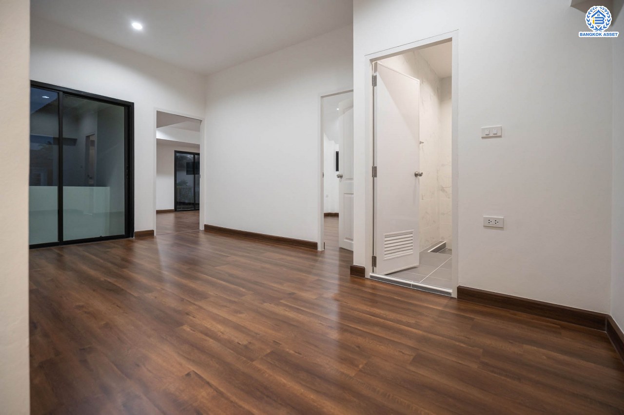 บ้านมือสองตกแต่งใหม่ โครงการ บ้านสินบดี บางบัวทอง ดีไซน์ทันสมัย เนื้อที่ 67 ตร.ว. พร้อมฟังก์ชัน 5 ห้องนอน 3  ห้องน้ำ จอดรถได้ 2 คัน บนสุดยอดทำเล! สะดวกทุกการเดินทางเข้า-ออกได้หลายเส้นทาง เชื่อมต่อทั้งรัตนาธิเบศร์, ราชพฤกษ์ และชัยพฤกษ์ ใกล้โรงเรียนเด่นหล้า รถไฟฟ้าสถานี "บางพลู" และโรบินสัน ราชพฤกษ์