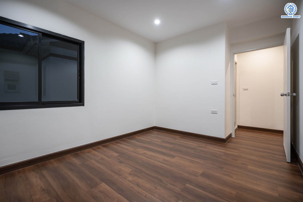 บ้านมือสองตกแต่งใหม่ โครงการ บ้านสินบดี บางบัวทอง ดีไซน์ทันสมัย เนื้อที่ 67 ตร.ว. พร้อมฟังก์ชัน 5 ห้องนอน 3  ห้องน้ำ จอดรถได้ 2 คัน บนสุดยอดทำเล! สะดวกทุกการเดินทางเข้า-ออกได้หลายเส้นทาง เชื่อมต่อทั้งรัตนาธิเบศร์, ราชพฤกษ์ และชัยพฤกษ์ ใกล้โรงเรียนเด่นหล้า รถไฟฟ้าสถานี "บางพลู" และโรบินสัน ราชพฤกษ์