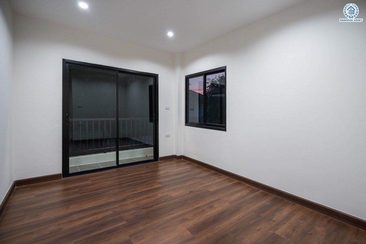 บ้านมือสองตกแต่งใหม่ โครงการ บ้านสินบดี บางบัวทอง ดีไซน์ทันสมัย เนื้อที่ 67 ตร.ว. พร้อมฟังก์ชัน 5 ห้องนอน 3  ห้องน้ำ จอดรถได้ 2 คัน บนสุดยอดทำเล! สะดวกทุกการเดินทางเข้า-ออกได้หลายเส้นทาง เชื่อมต่อทั้งรัตนาธิเบศร์, ราชพฤกษ์ และชัยพฤกษ์ ใกล้โรงเรียนเด่นหล้า รถไฟฟ้าสถานี "บางพลู" และโรบินสัน ราชพฤกษ์