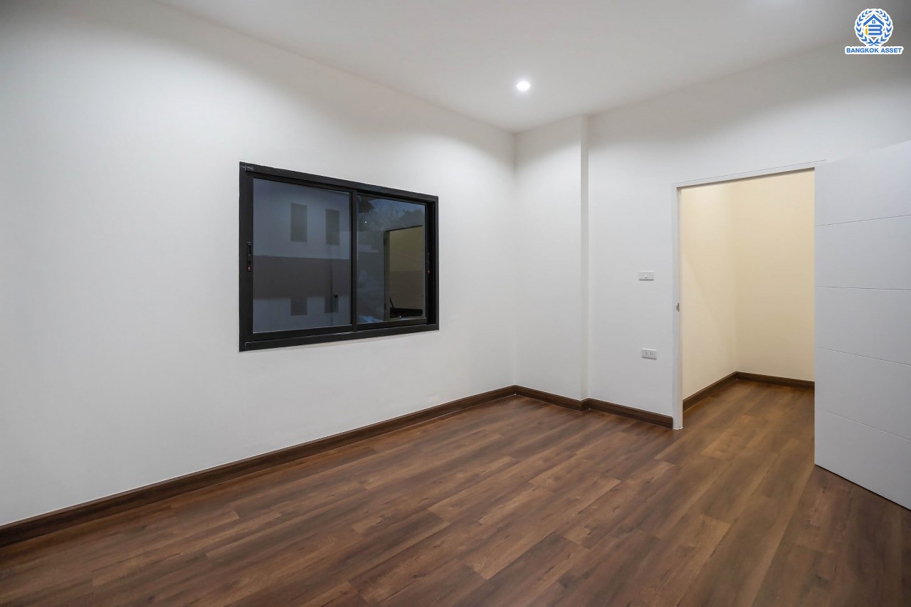 บ้านมือสองตกแต่งใหม่ โครงการ บ้านสินบดี บางบัวทอง ดีไซน์ทันสมัย เนื้อที่ 67 ตร.ว. พร้อมฟังก์ชัน 5 ห้องนอน 3  ห้องน้ำ จอดรถได้ 2 คัน บนสุดยอดทำเล! สะดวกทุกการเดินทางเข้า-ออกได้หลายเส้นทาง เชื่อมต่อทั้งรัตนาธิเบศร์, ราชพฤกษ์ และชัยพฤกษ์ ใกล้โรงเรียนเด่นหล้า รถไฟฟ้าสถานี "บางพลู" และโรบินสัน ราชพฤกษ์