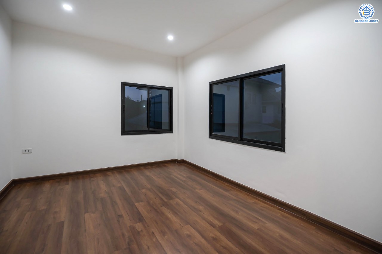 บ้านมือสองตกแต่งใหม่ โครงการ บ้านสินบดี บางบัวทอง ดีไซน์ทันสมัย เนื้อที่ 67 ตร.ว. พร้อมฟังก์ชัน 5 ห้องนอน 3  ห้องน้ำ จอดรถได้ 2 คัน บนสุดยอดทำเล! สะดวกทุกการเดินทางเข้า-ออกได้หลายเส้นทาง เชื่อมต่อทั้งรัตนาธิเบศร์, ราชพฤกษ์ และชัยพฤกษ์ ใกล้โรงเรียนเด่นหล้า รถไฟฟ้าสถานี "บางพลู" และโรบินสัน ราชพฤกษ์