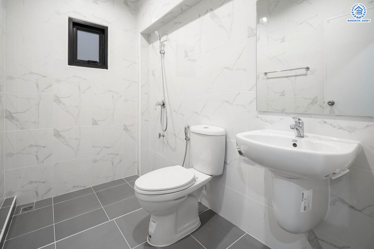 บ้านมือสองตกแต่งใหม่ โครงการ บ้านสินบดี บางบัวทอง ดีไซน์ทันสมัย เนื้อที่ 67 ตร.ว. พร้อมฟังก์ชัน 5 ห้องนอน 3  ห้องน้ำ จอดรถได้ 2 คัน บนสุดยอดทำเล! สะดวกทุกการเดินทางเข้า-ออกได้หลายเส้นทาง เชื่อมต่อทั้งรัตนาธิเบศร์, ราชพฤกษ์ และชัยพฤกษ์ ใกล้โรงเรียนเด่นหล้า รถไฟฟ้าสถานี "บางพลู" และโรบินสัน ราชพฤกษ์