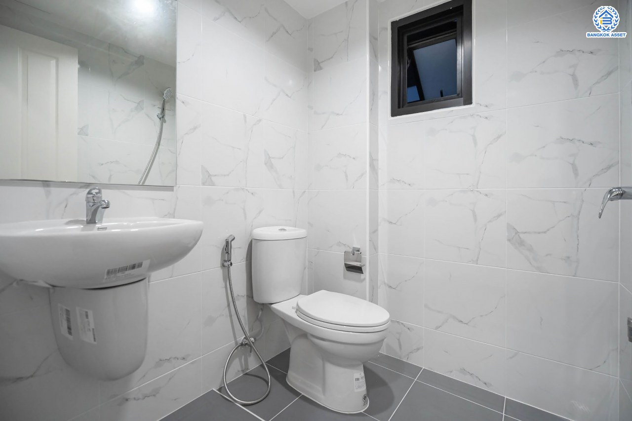 บ้านมือสองตกแต่งใหม่ โครงการ บ้านสินบดี บางบัวทอง ดีไซน์ทันสมัย เนื้อที่ 67 ตร.ว. พร้อมฟังก์ชัน 5 ห้องนอน 3  ห้องน้ำ จอดรถได้ 2 คัน บนสุดยอดทำเล! สะดวกทุกการเดินทางเข้า-ออกได้หลายเส้นทาง เชื่อมต่อทั้งรัตนาธิเบศร์, ราชพฤกษ์ และชัยพฤกษ์ ใกล้โรงเรียนเด่นหล้า รถไฟฟ้าสถานี "บางพลู" และโรบินสัน ราชพฤกษ์